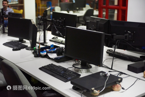双监控屏幕笔记本电脑现代办公室室内,启动公司软件开发技术
